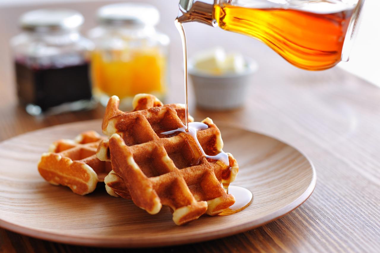 Omo7 Asahikawa By Hoshino Resorts Eksteriør bilde Maple syrup being poured on a stack of waffles