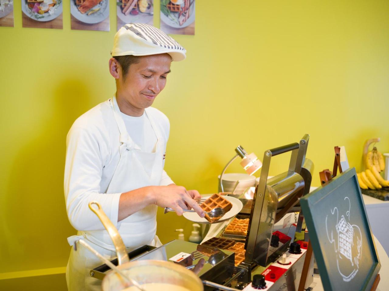 Omo7 Asahikawa By Hoshino Resorts Eksteriør bilde A chef preparing Belgian waffles