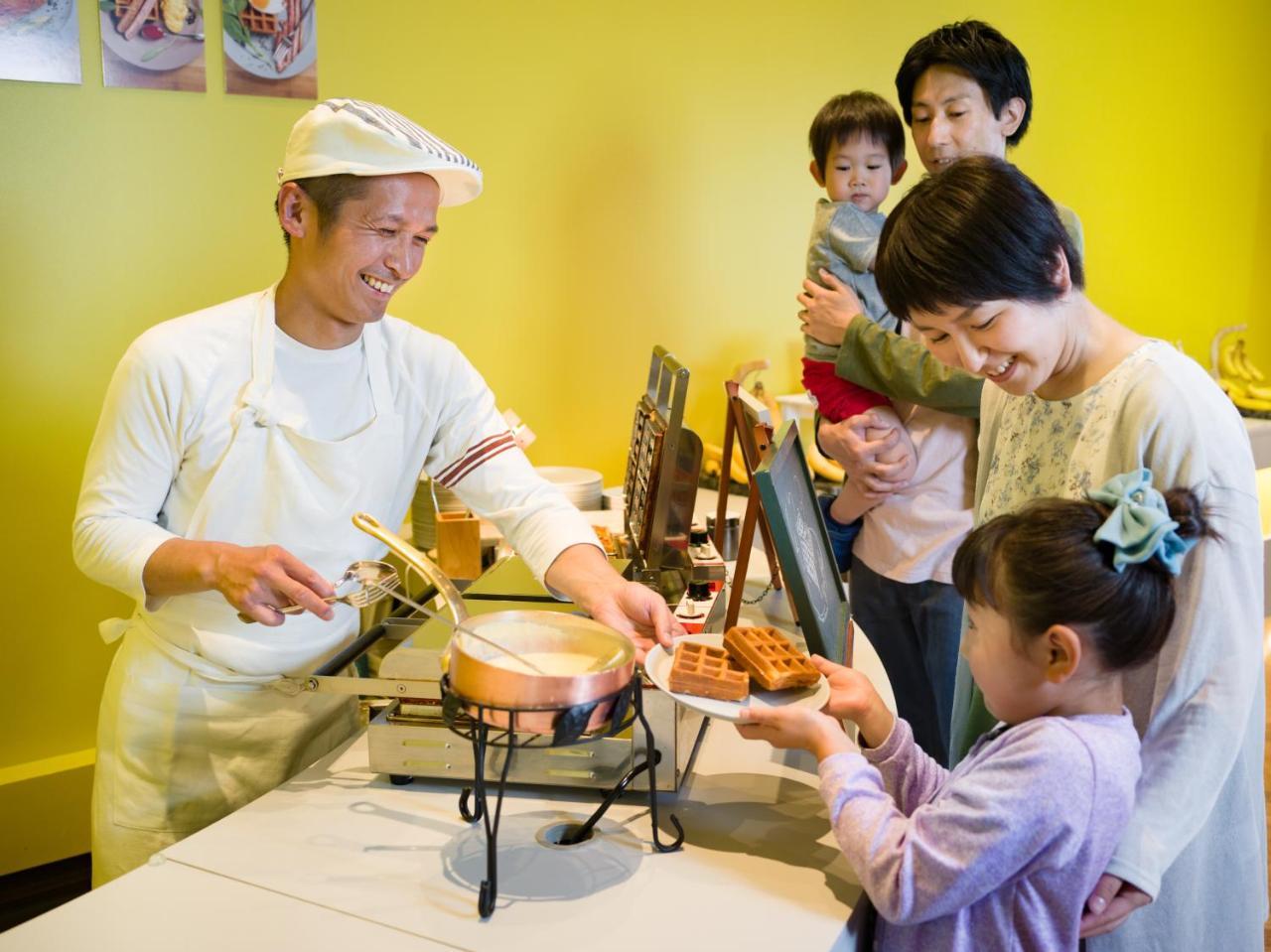 Omo7 Asahikawa By Hoshino Resorts Eksteriør bilde A family at a buffet